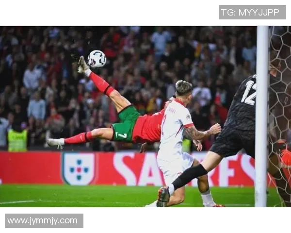 足球传奇瞬间重现：从经典进球到感人时刻回顾球星的非凡表现