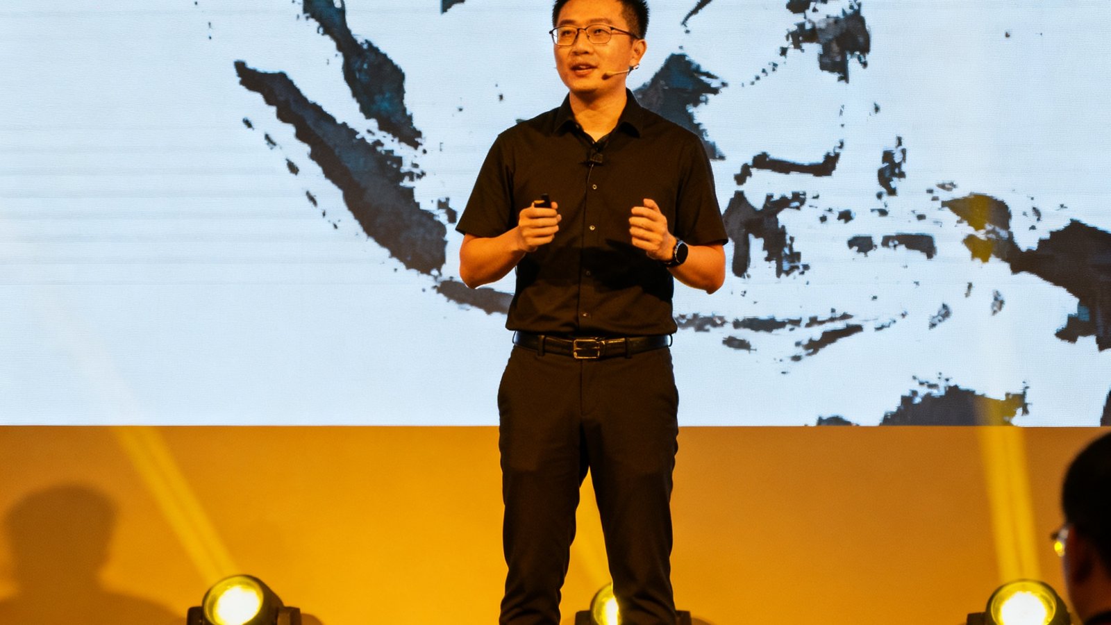 多宝电竞东南亚市场拓展战略发布会现场照片，CEO陈锐在台上演讲，背景屏幕显示东南亚地图